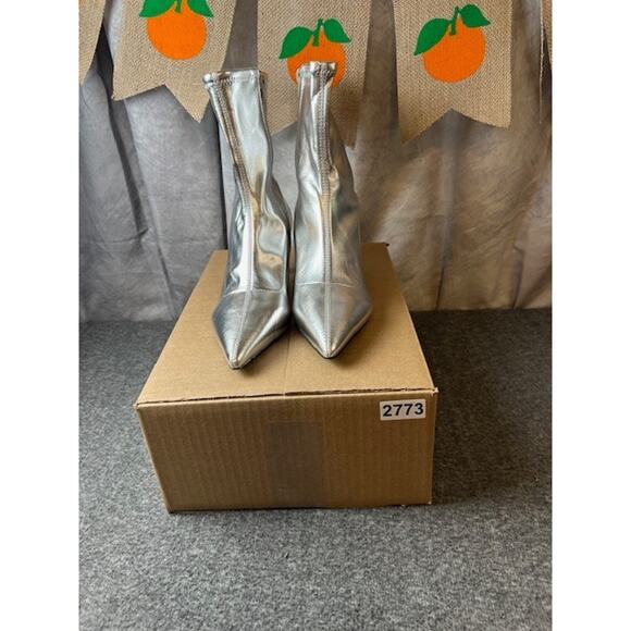 Abound Erinn Pointed Toe Heel Boots Women's Silver Metallic Size US 9M - Picture 6 of 9